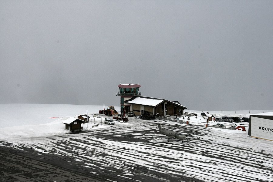 L'altiport de Courchevel dans les Alpes enneigées