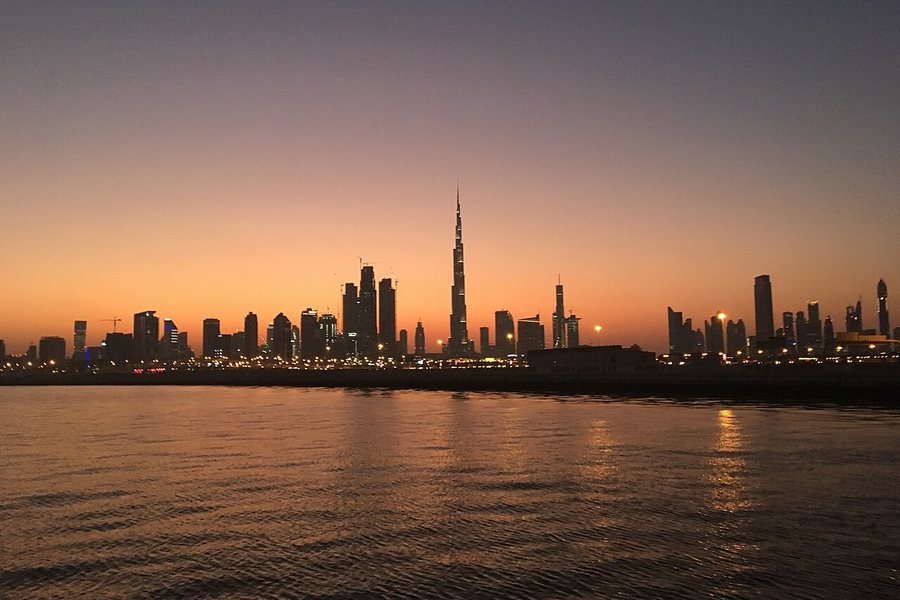 La skyline de Dubaï et le Burj Khalifa au coucher du soleil