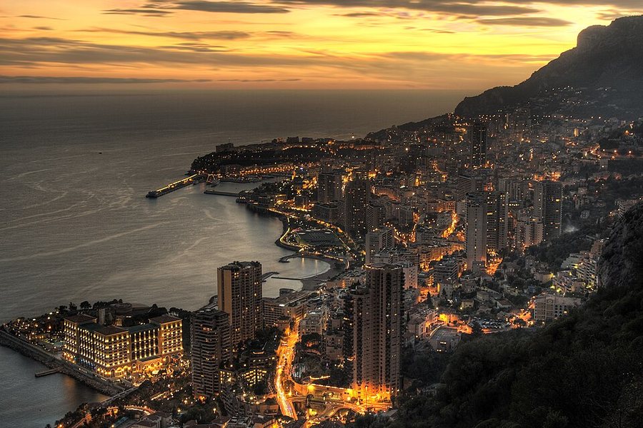 Vue aérienne de Monaco et de son port au crépuscule
