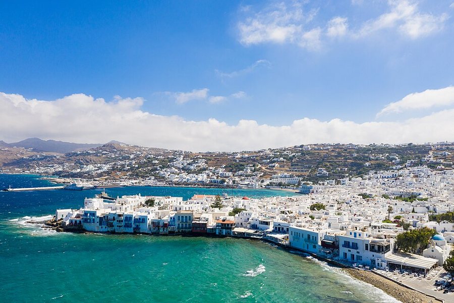 Vue aérienne de Mykonos et de ses eaux turquoise