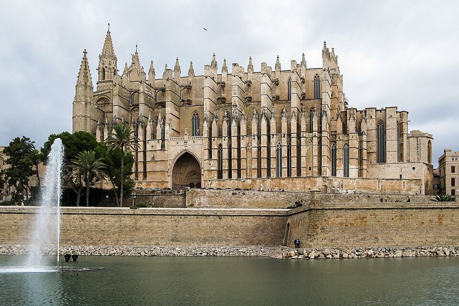 La cathédrale La Seu de Palma de Majorque au bord de l'eau