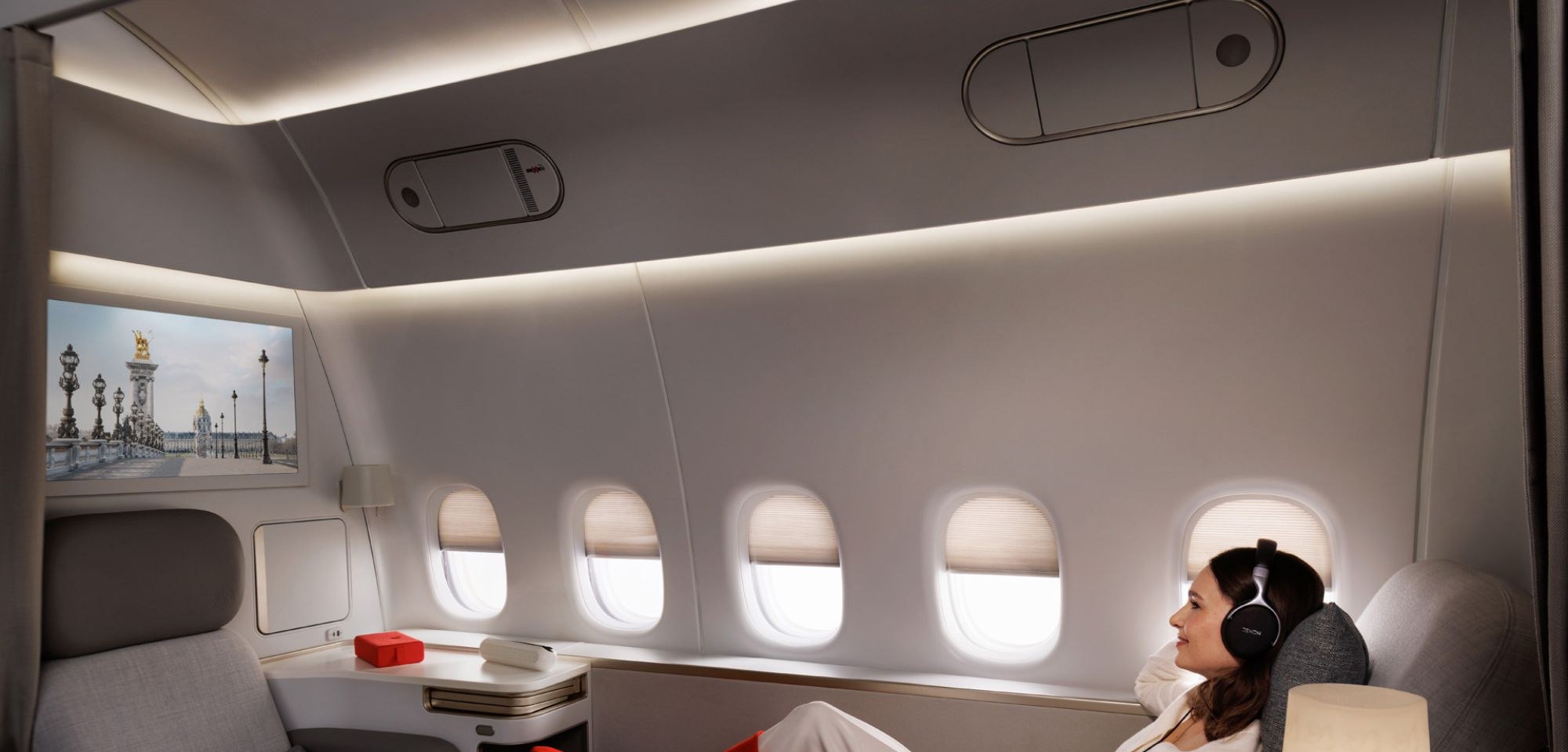 Intérieur luxueux d'une suite de voyage, avec vue sur un monument emblématique de Paris